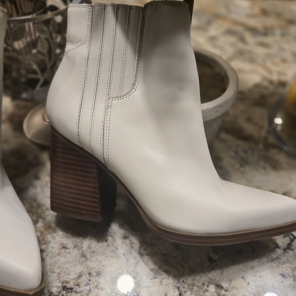 Marc FISHER Elegant White Ankle Boots